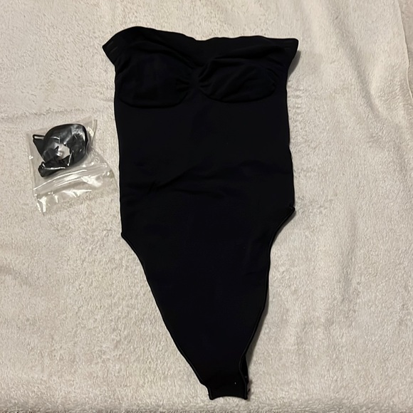 SKIMS Other - SKIMS Seamless Sculpt strapless thong bodysuit onyx